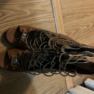 Heeled boots, laced up